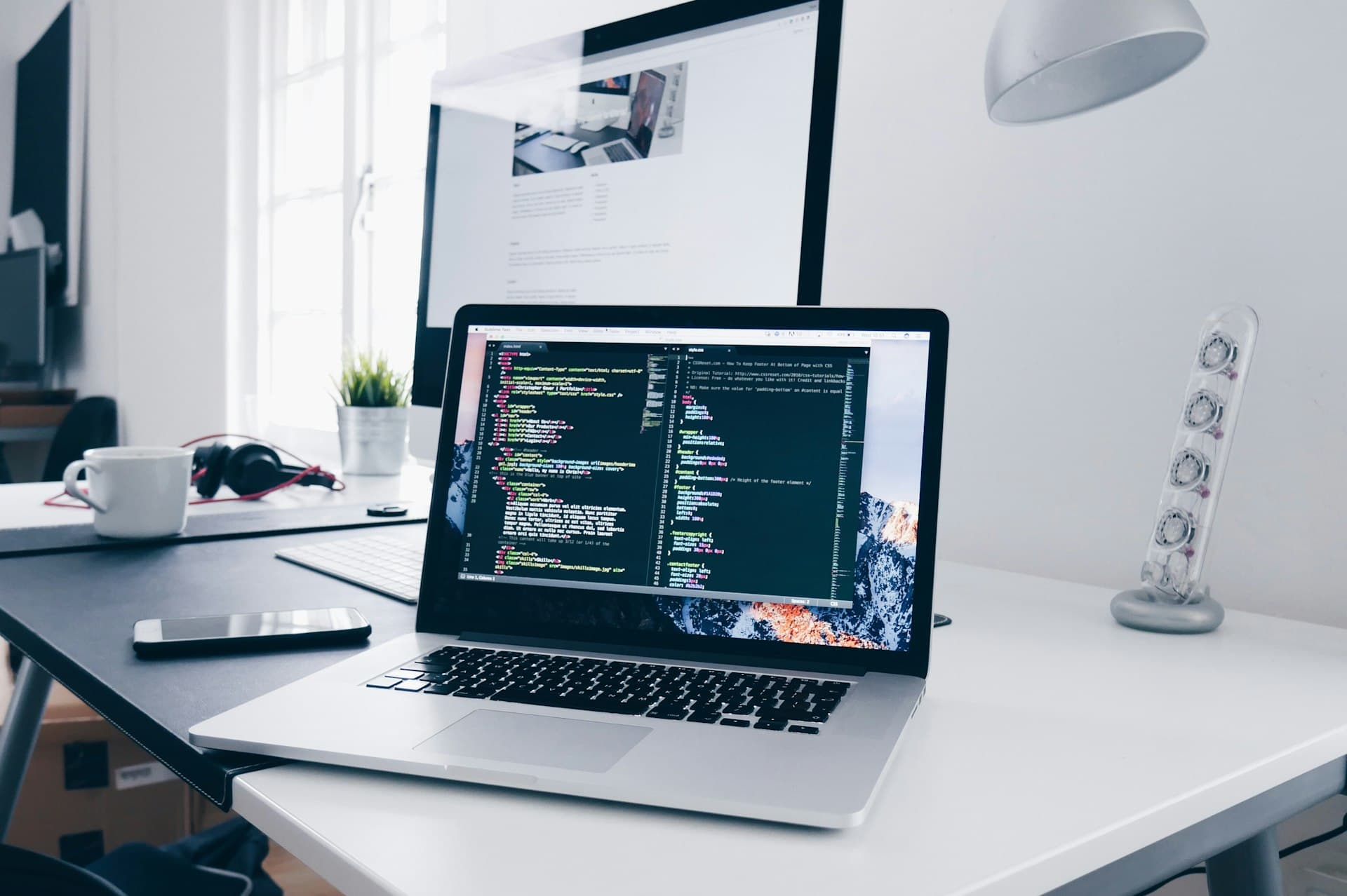 MacBook com código Next.js